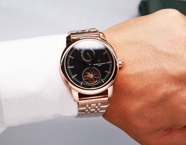 白钢： . 金20, 江诗丹顿全新traditionnelle传袭系列陀飞轮腕表，经典设计焕然一新，展现出制表传统与现代美学的和谐相融，简约而不失时尚的表盘设计