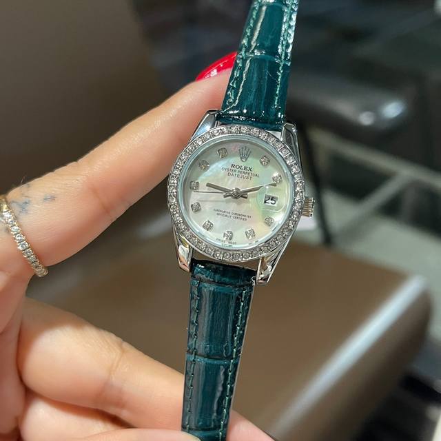 劳力士 日志 系列经典女款真皮表带。 火爆推荐绿盘，珍珠贝母表盘彰显璀璨夺目、设计显出独特高贵优雅女神气质！搭配施华洛世奇水晶钻石，纯手工镶嵌而成，女性气质，高