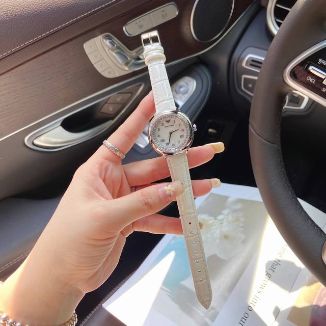 阿玛尼时尚新款休闲女士腕表，腕美展现，熠熠生辉，多彩优雅姿态，璀璨表盘复古罗马刻度，水钻点缀表圈，灵动奢华。细致抛光工艺，矿物质玻璃镜面，表盘直经30Mm,厚度