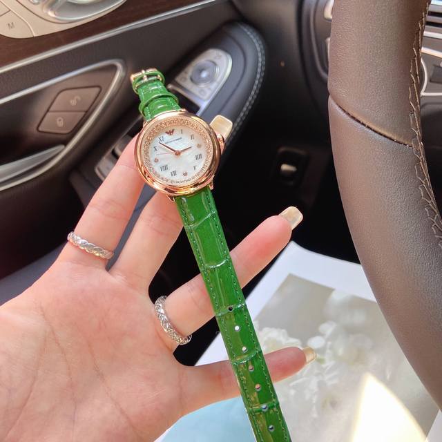 阿玛尼时尚新款休闲女士腕表，腕美展现，熠熠生辉，多彩优雅姿态，璀璨表盘复古罗马刻度，水钻点缀表圈，灵动奢华。细致抛光工艺，矿物质玻璃镜面，表盘直经30Mm,厚度