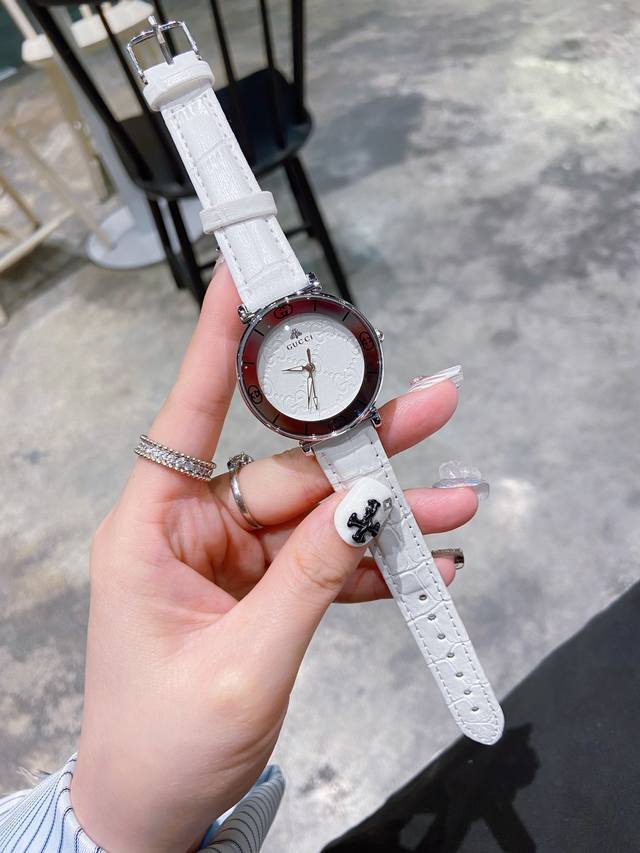 最新款gucci古驰g-Timeless系列，毫米石英女表，传统的中国红喜庆款、以全息图效果打造三维立体感，让人一见倾心、目光难移。表面特别饰有gucci标志造