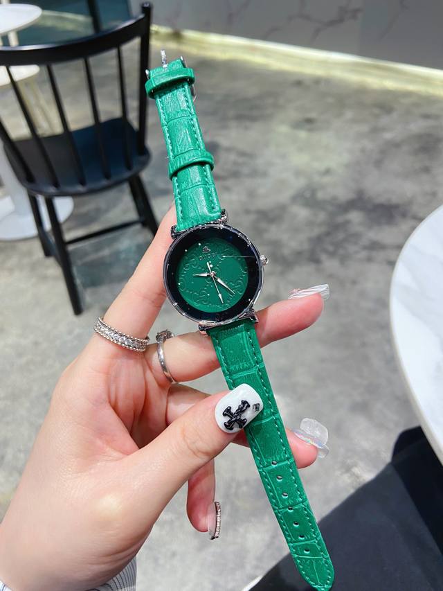 最新款gucci古驰g-Timeless系列，毫米石英女表，传统的中国红喜庆款、以全息图效果打造三维立体感，让人一见倾心、目光难移。表面特别饰有gucci标志造