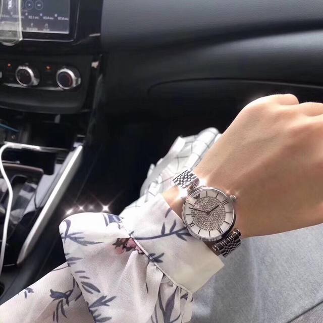 阿玛尼满天星银色，专柜什么样，我们就什么样。国际大牌，买一个送小姐姐，好贵大气，分分钟俘获小姐姐的芳心。 手表简洁大气的表盘镶嵌无数钻石就像漫天星辰光彩闪耀，气