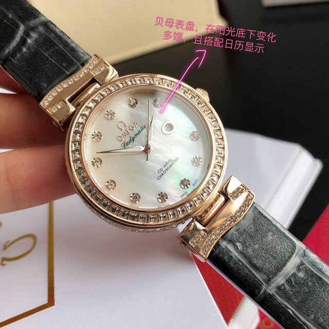 全新#欧米茄蝶飞系列腕表#表壳由精钢和施华洛世奇真钻制成，表盘采用垂直拉丝工艺，表圈使用2*2方石施华洛世奇钻，表壳侧边点缀颗颗闪烁的真钻施华洛钻石，呈现出迷人