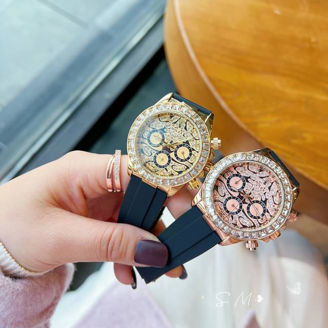 真六针劳力士rolex全新密镶钻表面，升级方钻搭配镶钻字面，能与原装保持一致！表扣细腻干净，表壳按键防滑齿纹更加明显立体！劳力士迪通拿是rolex爱好者的首选，