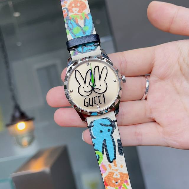 Gucci兔兔来了 Gucci G- Timeless 系列w碗表，为了庆祝兔年，品牌推出色彩靓丽的全新设计腕表，表盘直径为38 Mm，精钢表壳，玻璃上饰有gu