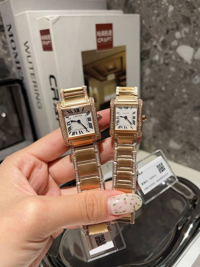 Cartier卡地亚1996年推出的法国坦克系列，表壳和表带连为一体的设计，让其成为卡地亚钟表设计的终极发展。其金属表带的锯齿状表带关节，意象式的展现了坦克履带