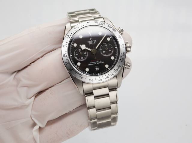 白： . 金黑: . Tudor帝舵 碧湾计时型 Black Bay Chrono 精钢款腕表！ 细致刻画表盘完美对称，纹路清晰、提升质感与美感！采用磨砂及磨光