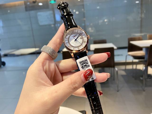 浪琴 Longines 系列腕表。简约时尚、最佳单品。进口石英机芯，纯天然珍珠贝母表盘，搭配经典三针设计、 3字位日历星期显示，双卜拱形抗耐磨玻璃，原装扣牛皮表