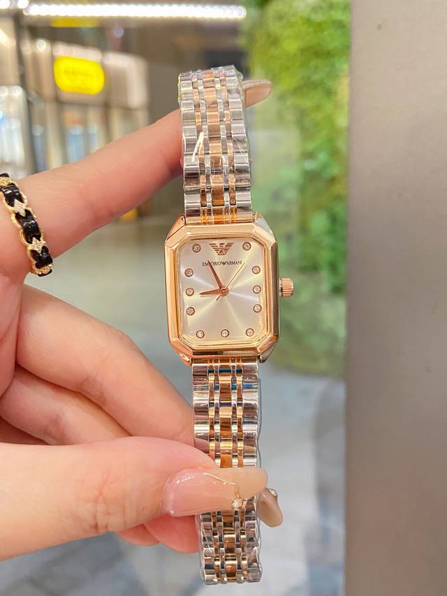 钢带 最新阿玛尼方形小表盘手表，上手也太漂亮了，这是什么神仙设计啊，给设计师加分，美上天际了。表盘直径23Mm，表盘厚度5Mmq