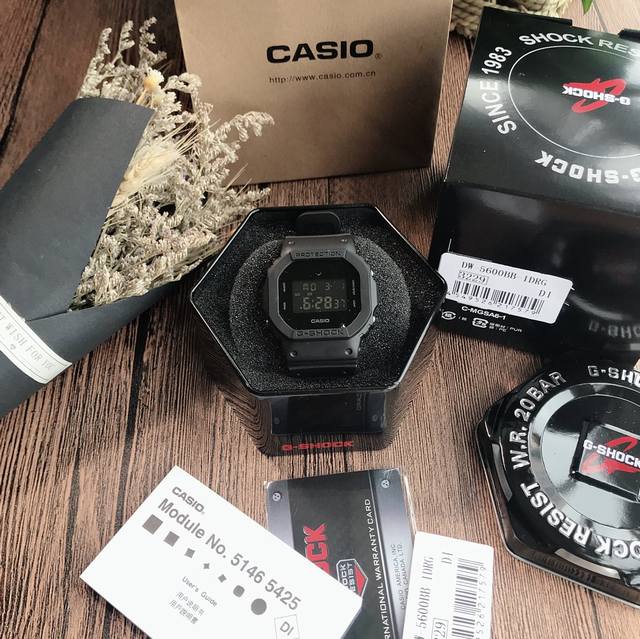 最高版本！！原单卡西欧dw5600全黑 ，45度自动抬手亮灯功能，G-Shock--经典防震表盘设计，超强防水，吊牌二维码配齐，可扫码！！！独家货源，秒杀市场垃