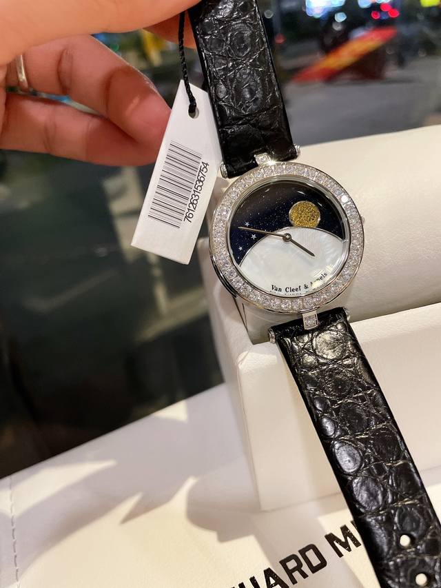 白 金 满钻壳120 2022最新鳄鱼皮版本van Cleef & Arpels 梵克雅宝系列：真日月星辰功能腕表。星空月相日月交替可以转动 女神女表 戴上它等