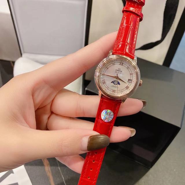 白 金 麦芽糖mj 欧米茄蝶飞系列星辰月相腕表采用直径为33Mm的精钢表壳，搭配鳄鱼皮纹表带，佩戴起来非常舒适。表盘选用丝绸纹理和珍珠母贝两种与钻石时标交相辉映