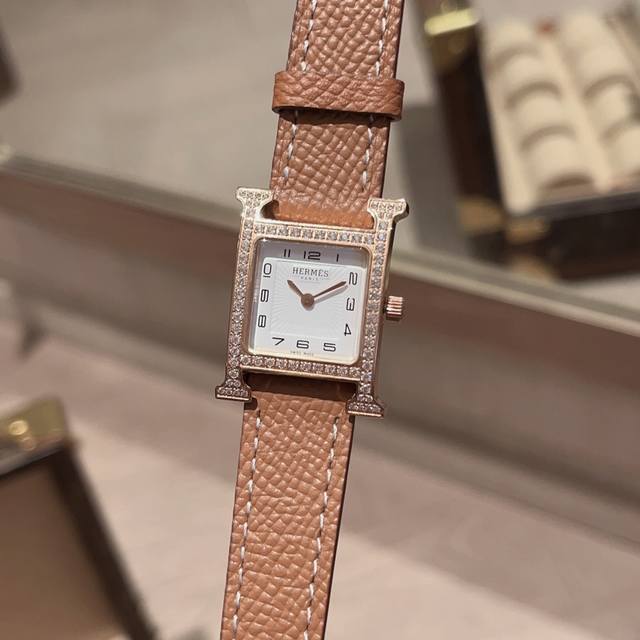 白 金 钻50 Heure H腕表 中号26X26 小号21X21毫米，镶嵌112颗钻石，防眩蓝宝石水晶镜面，白色天然珍珠母贝表盘，瑞士石英机芯，可自由搭配手拆