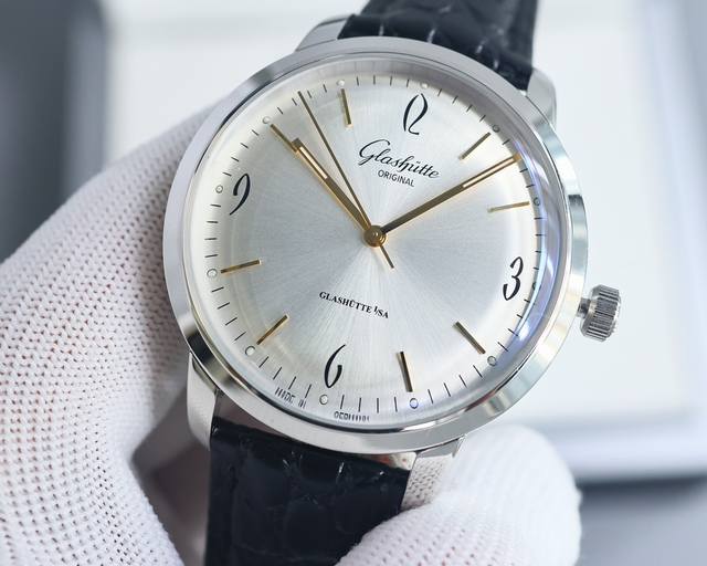 白 -玫 Tw Factory 匠心独具.格拉苏蒂60年代复古男士腕表 简单大气三针经典款式永远不会过时 表镜 ：由整块蓝宝石玻璃打磨而成的弧形锅盖镜面。 佩戴