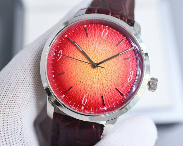 白 -玫 Tw Factory 匠心独具.格拉苏蒂60年代复古男士腕表 简单大气三针经典款式永远不会过时 表镜 ：由整块蓝宝石玻璃打磨而成的弧形锅盖镜面。 佩戴