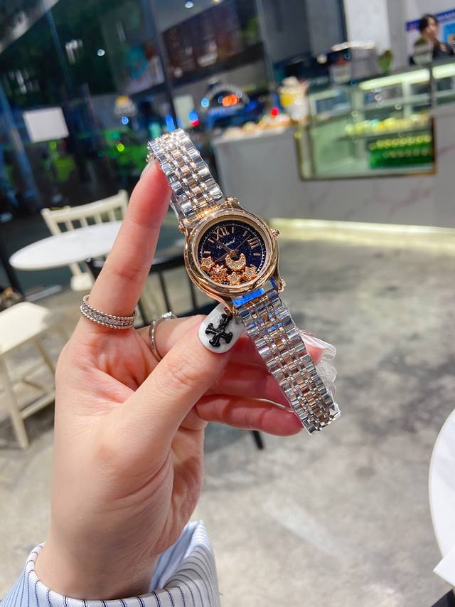 钢带 肖邦快乐钻石新款降临日月星辰系列 30Mm星空盘。太阳星星月亮守护你，为生活谱写天空灵感，带来沉静而欢愉的跃动时光。相较于普通款更不容易撞衫，出门绝绝子！