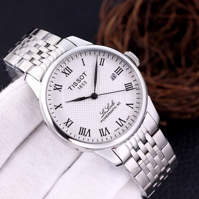 品牌：天梭 类型：经典力洛克系列 表带：顶级316精钢表带 进口牛皮 机芯：顶级全机械机芯 镜面：顶级进口金刚膜水晶镜面 尺寸：直径40Mm