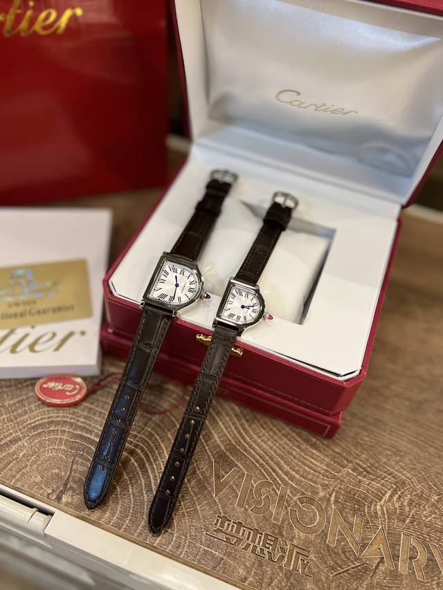 白 金 是腕表，也是座钟。卡地亚 Cpcp 黄金桌铃 Cloche 是卡地亚制表史上产量最少的几款设计之一，诞生于1920年的钟形腕表设计，在百年间仅有十数次发