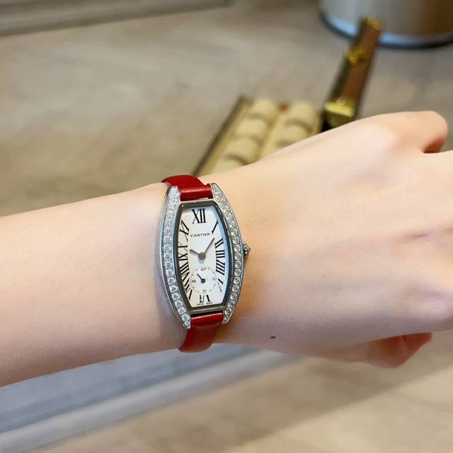 金银同价 卡地亚cartier长方形酒桶奢华腕表,引领风格,超越时代,设计与精湛的非凡工艺,倍受各界潮流高贵的青睐,该腕表采用手链以及腕表两种不同艺术风格完美融