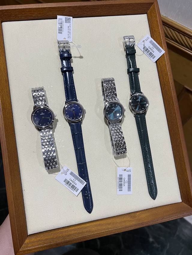 皮白 枚 钢带20 欧米茄第三代典雅女士腕表 新款典雅系列延续其经典雅致设计，以丰富多元的材质和配色呈现，表壳采用精钢打造，搭配镀铑指针，表盘经过pvd处理更显