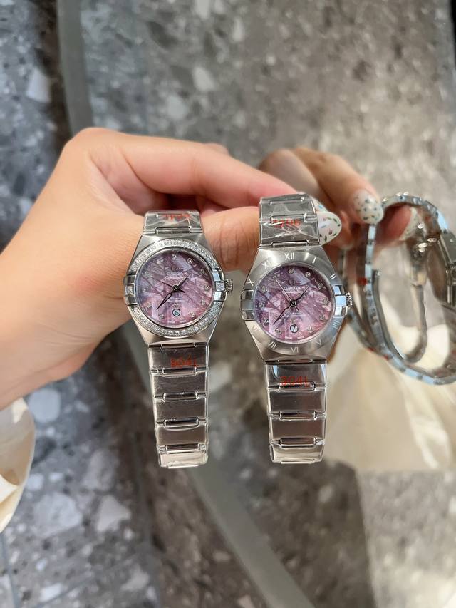 白 间金 全金 钻20 万众瞩目的欧米茄星座系列，新品陨石面来了！ 这款表盘上的威德曼花纹天然形成的随机纹理，天然纹理纵横交错，使得每一枚陨石表盘都独一无二！