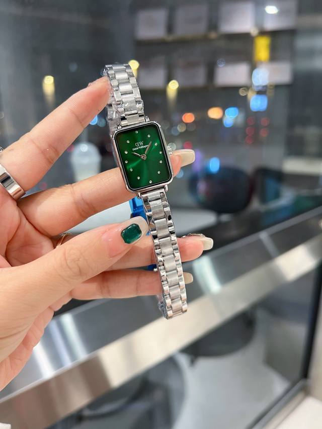 Dw 新品低调奢华女款，钻面小方表 石英机芯，合金材质与白金电镀，整体质感和气质都变了，精致感upup搭配小巧壳形，上手效果完美！尺寸26Mm双按扣 牛皮表带