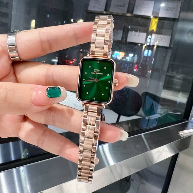Dw 新品低调奢华女款，钻面小方表 石英机芯，合金材质与白金电镀，整体质感和气质都变了，精致感upup搭配小巧壳形，上手效果完美！尺寸26Mm双按扣 牛皮表带