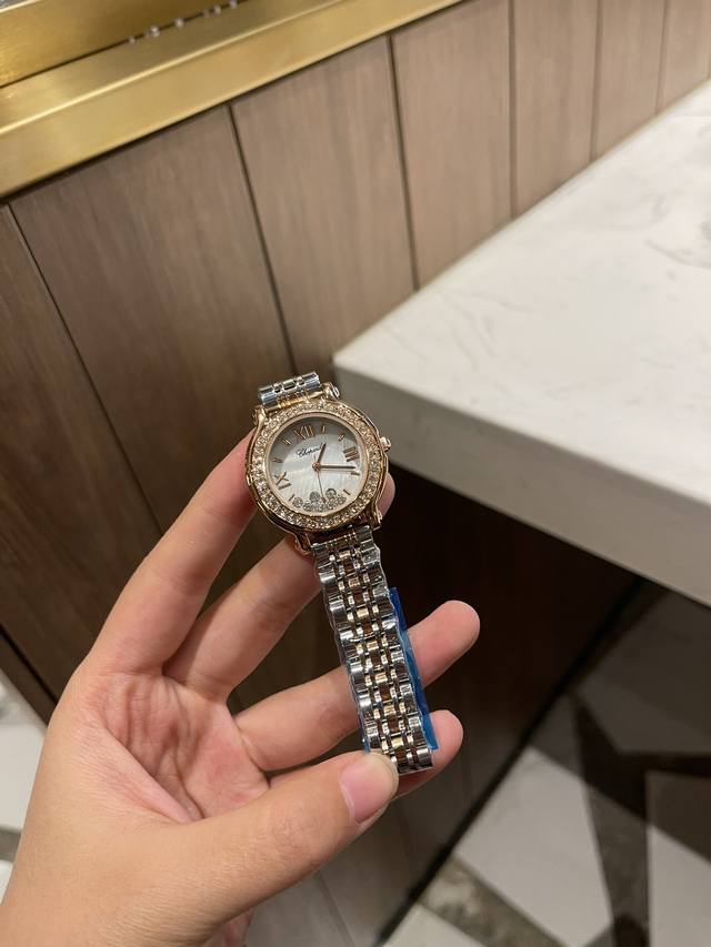 肖邦最新款到货 进口石英机芯 外圈镶钻快乐钻石间金钢带 精钢腕表时尚而温婉标志性的活动钻石欢快舞动、流光溢彩造型流畅、极具动感的表壳和富有现代感 独家拍摄