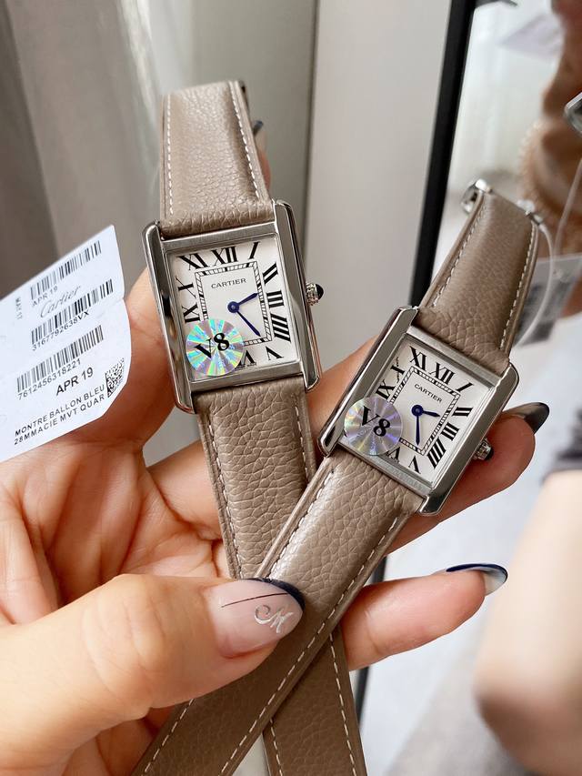 白光 金 Tanksolo卡地亚坦克系列复古腕表 Tank 坦克系列！字面采用立体凸出，316L精钢版，情侣对表，进口瑞士机芯，三码合一。中号27Mmx34Mm