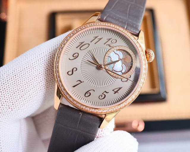 白 -金 ，江诗丹顿egérie伊灵女神系列再添新作！沉淀时光雅韵，流转日夜芳华。超薄机械女式腕表延续系列风格！全新乳光表盘以璀璨美钻相饰，褶皱纹饰历经数月调试