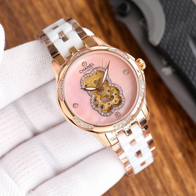 白金同价 实物拍摄 品牌：香奈儿-Chanel 类型：女士腕表 表壳：316精钢 做工上乘 表带：进口小牛皮 陶瓷带 两种可选 机芯：进口西铁城全自动机械机芯