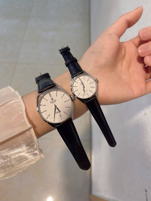 白壳 玫 钢带加20 实物拍摄 品牌： 劳力士 类型：情侣对表 表壳：316精钢 做工优质 表带：进口小牛皮 316精钢 两种可选 机芯：进口石英机芯 走时精准