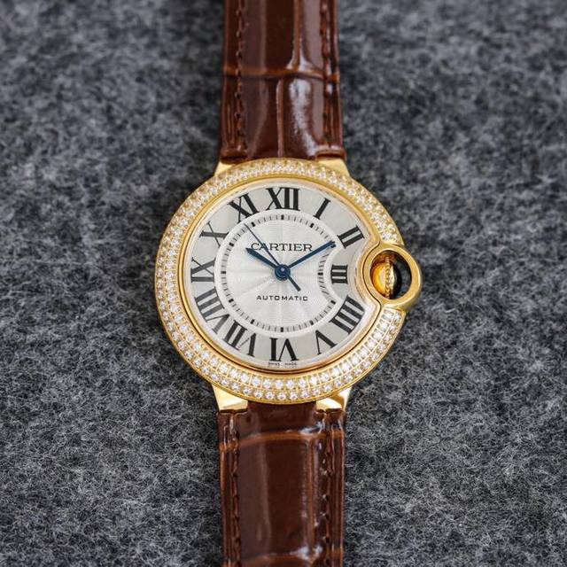 间金+20全金+40单排钻+40双排+80台湾厂33机械升级版，内造均为复杂结构，烤钢兰指针，把头居中。厚度10Mm，暗黄面。钢带摇头罗丝，皮带快拆。 认准底盖