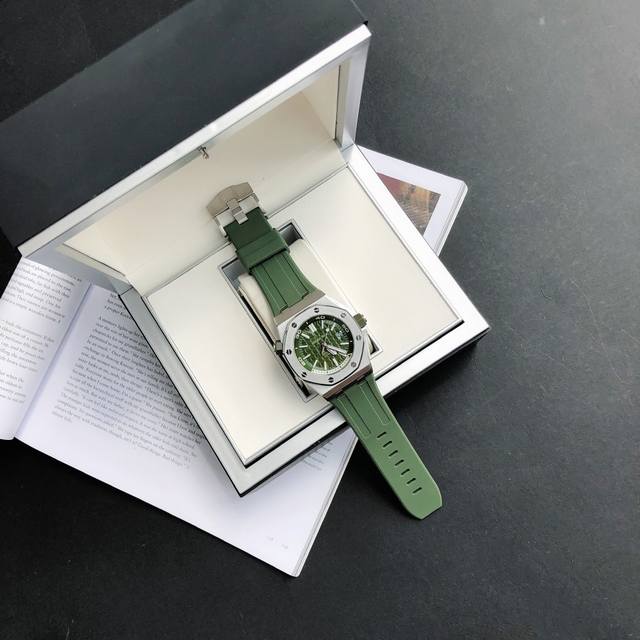 极致工艺 重塑爆款Gd品控，2022重磅新品爱彼皇家橡树离岸型男士运动腕表，批 。Gd一如既往的品质标准，搭配蓝宝石玻璃，全新西铁城机芯，深度防水，内影圈可调节