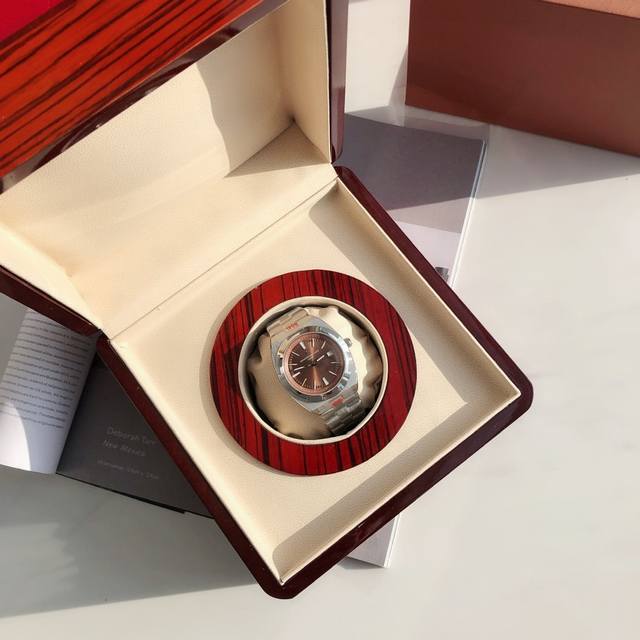 江诗钢王，入手即挣 待到春暖花开，与你纵横四海Gd品控匠心之作，打造男人之颠：纵横四海4500V 表面 采原装数控调色，蓝、绿、咖以及经典黑、银原装同步5色可选