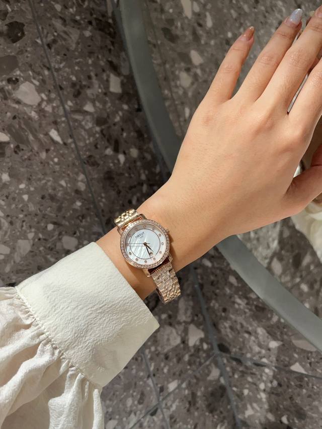 白 -金 钢带+20 陶瓷+40， 天梭精品女表简约精致，品质精湛，热卖全城。采用进口石英机芯，顶级316精钢表壳，进口小牛皮表带，矿物质超强镜面，尺寸 30*