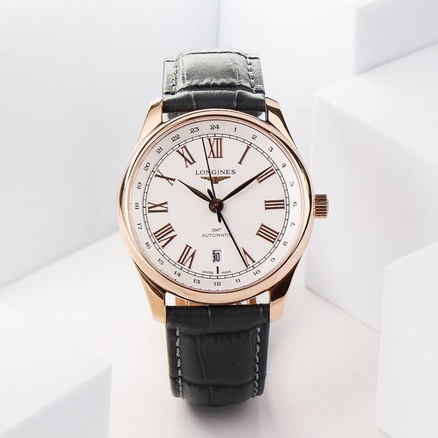 白 金 2024浪琴最新推荐款，全新浪琴名匠系列gmt腕表，新搭配焕新设计的表盘，集奢华，精致和使用于一身。 机芯采用进口2836一体机gmt两地时！ 腕表直径