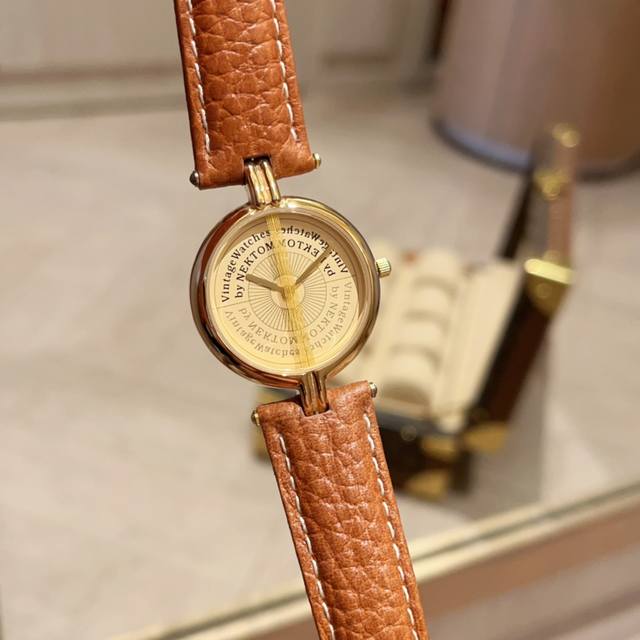 鲁道夫系列由顶级设计师设计的联名限量款 全网搜寻的浪琴小金表它来了！哇哦 不愧是人人都爱的鲁道夫中古表颜值代表，简直就是绝绝子特色明暗字母撘配白色金色表盘搭配咖