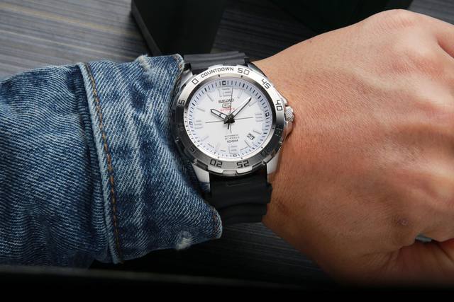 同价 . 深度防水 精工-Seiko 系列:Prospex 男士时尚运动腕表 精钢表壳表带 配置精工原装进口机芯 表盘直径 43.3 表盘厚度 13.0 超强蓝