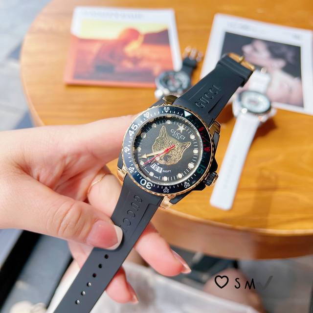 古驰gucci 经典dive系列百搭中性胶带腕表 瑞士石英机芯 蓝宝玻璃镜面 原装按扣 时尚休闲各种风格都可以佩戴 尺寸40Mm 厚11Mm