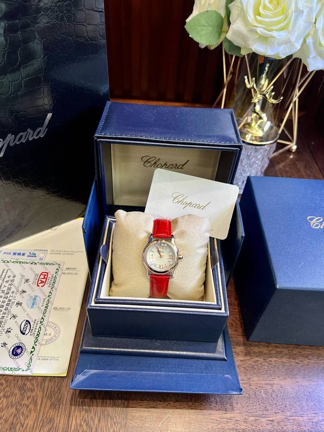 B H 图片经典款包装45 跑量款肖邦五颗钻到货 标志性的活动钻石欢快舞动、流光溢彩 造型流畅、极具动感的表壳完美体现萧邦对休闲风格的诠释 表带同样不得不提表盘