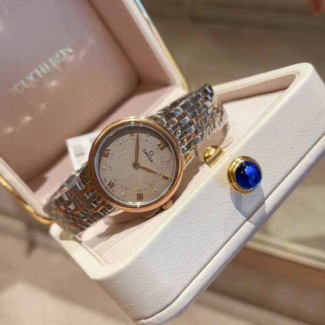 白 金 欧米茄第三代典雅女士腕表 新款典雅系列延续其经典雅致设计，以丰富多元的材质和配色呈现，表壳采用精钢打造，搭配镀铑指针，表盘经过pvd处理更显细腻质感，加