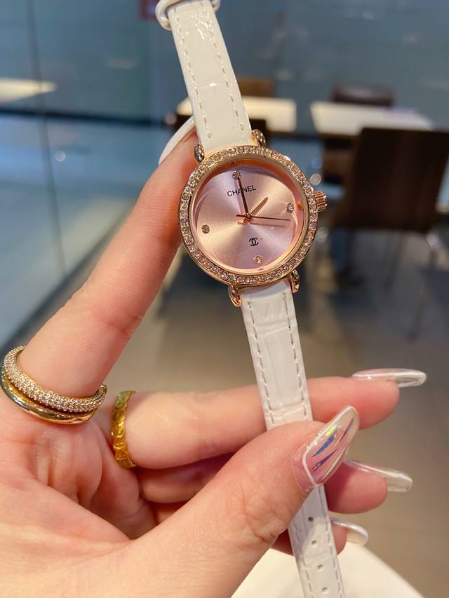 2021最新款香奈儿手表时尚简约复古气质 进口石英机芯 表壳直径24Mm厚7．3Mm 小表盘精致小巧，优雅复古．腕间魅力元气满满～～