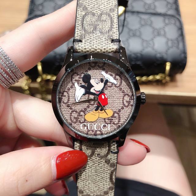 Gucci 古驰 2020×Disney最新联名限定款以米奇为主题限量发售，表盘饰以趣味盎然的米奇图案，丰富形式精彩呈现这位动画角色。进口石英机芯，直径38Mm