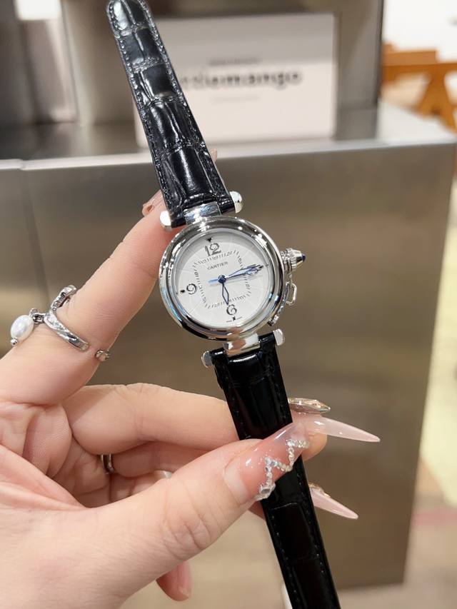 白壳 玫金 钻圈30 Pashadecartier卡地亚帕莎系列腕表，方中有圆，35毫米表款，进口瑞士石英机芯，316L精钢表壳，意大利小牛皮表带，淬火钢蓝夜光
