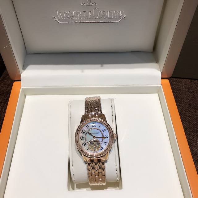 积家rendez-Vous约会系列 全自动机械飞轮女士腕表，由天然深海珍珠贝母打造的表盘与精钢镶钻表圈交相辉映，散发着柔和的七彩光泽，而位于六时位置的飞轮则如优