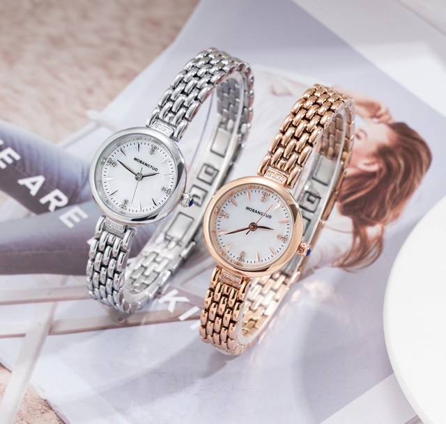 摩邦陀轻奢钢带系列：清新小圆表，表盘采用幻彩贝母，真钉字面+石托点位指针显示，小巧精致26毫米小巧尺寸，大小比－玫硬币还要小，超薄表盘，南瓜把的点兰的头具有点晴