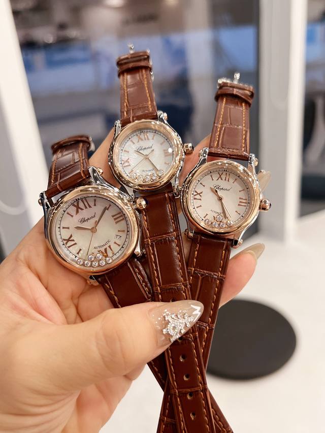 批 萧邦升级版亮皮 肖邦happy Sport 亮皮表带 自1993年happysport推出以来，就与女性朋友结下不解之缘。萧邦品牌设计总监曾这样说过： Ha