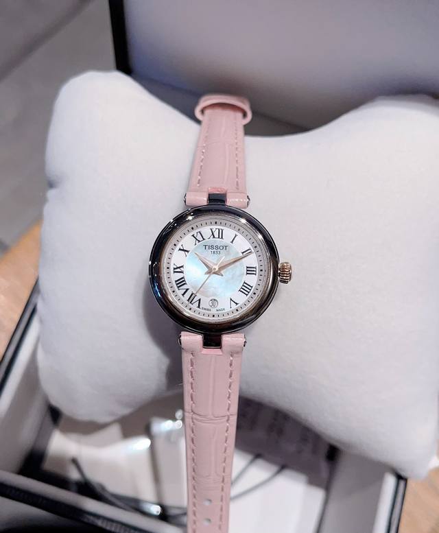 白 金 .钻30钢带20 今年3月份天梭出得新款嘉丽小美人系列，整体非常简洁，26Mm的表盘很精致小巧，厚度刚刚好！不愧是小美人～戴起来也是非常好看的～值得入手